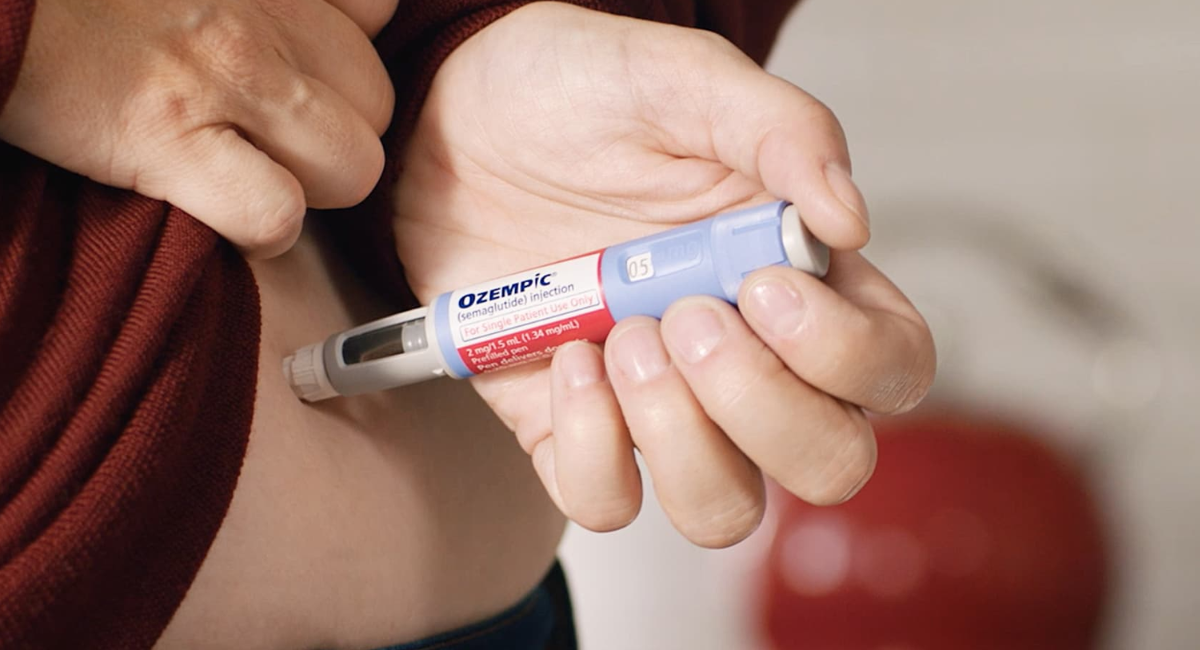 Ozempic is getting injected by an individual.